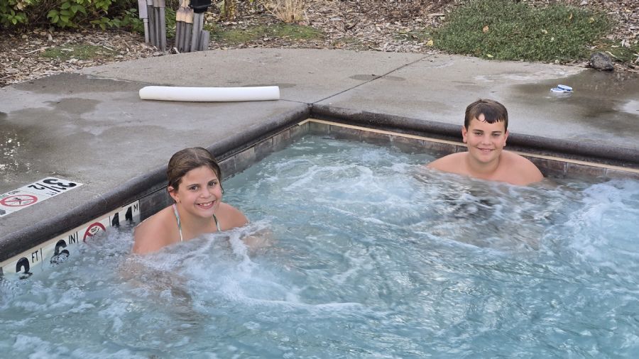 טבילה בבריכה החמה במלון לאחר יום מפרך